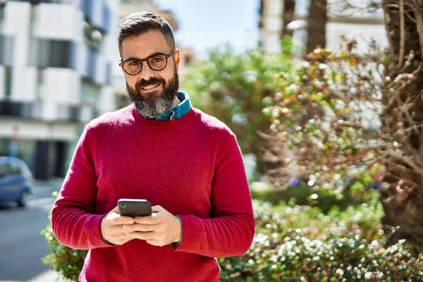 Jonge Spaanse Uitvoerende Man Glimlacht Gelukkig Met Behulp Van Smartphone — Stockfoto