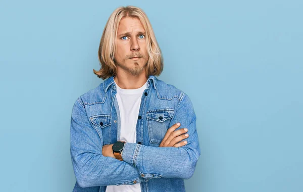 Blanke Man Met Blond Lang Haar Draagt Casual Denim Jas — Stockfoto