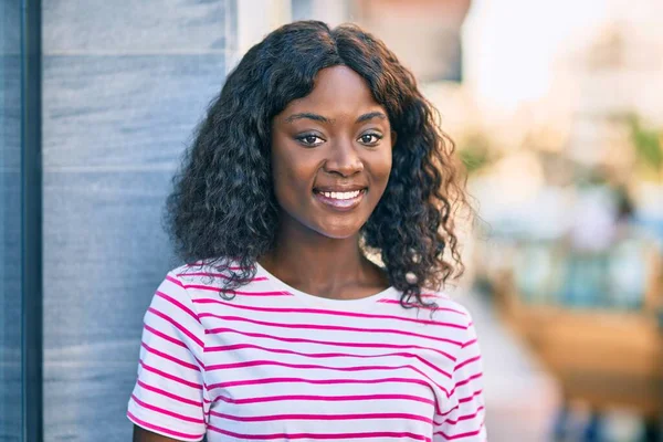 Joven Afroamericana Americana Sonriendo Feliz Pie Ciudad — Foto de Stock