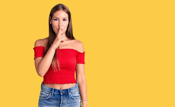 Joven Mujer Hispana Hermosa Usando Ropa Casual Pidiendo Estar Silencio — Foto de Stock