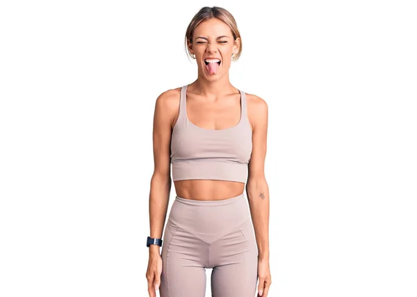 Hermosa Mujer Caucásica Vistiendo Ropa Deportiva Sacando Lengua Feliz Con — Foto de Stock