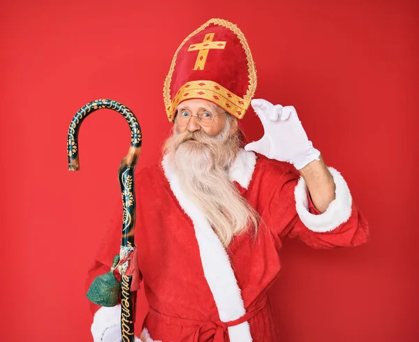 Staruszek Siwymi Włosami Długą Brodą Tradycyjnym Stroju Świętego Mikołaja Uśmiechający — Zdjęcie stockowe