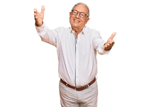 Homem Caucasiano Sênior Vestindo Camisa Negócios Óculos Olhando Para Câmera — Fotografia de Stock