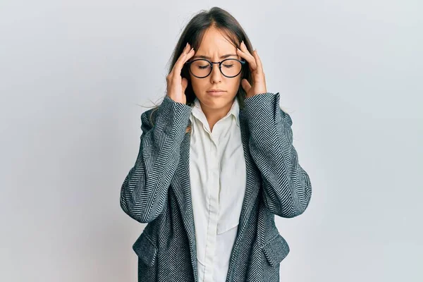 Junge Brünette Frau Unterhält Sich Auf Dem Smartphone Und Zeigt — Stockfoto