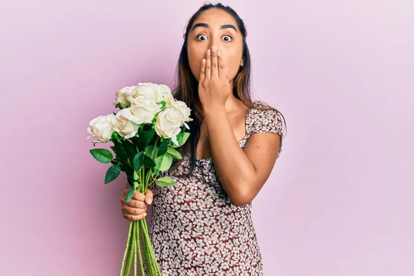 Jonge Latijnse Vrouw Met Bloemen Die Mond Bedekken Met Hand — Stockfoto