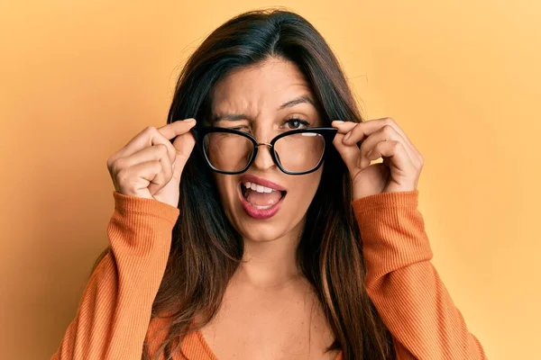 Gözlüklü Güzel Spanyol Kadın Kameraya Seksi Bir Ifadeyle Bakıyor Neşeli — Stok fotoğraf