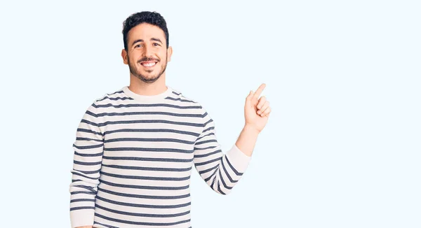 Jonge Spaanse Man Draagt Casual Kleding Met Een Grote Glimlach — Stockfoto
