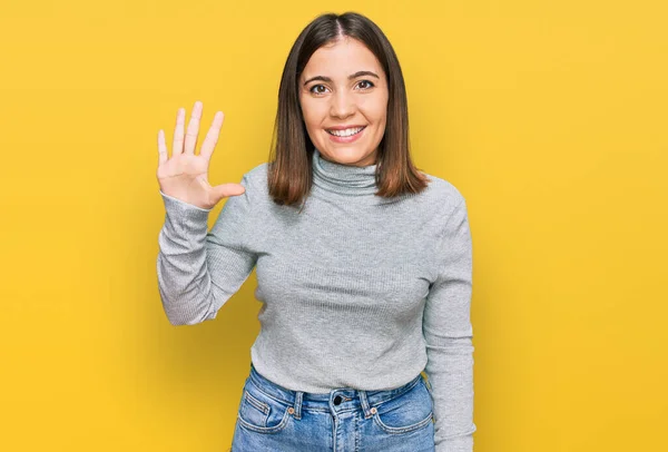 Jonge Mooie Vrouw Dragen Casual Coltrui Tonen Wijzen Met Vingers — Stockfoto