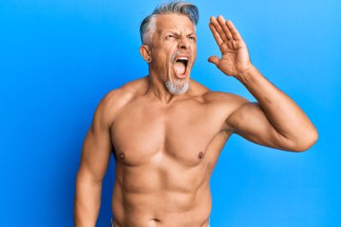 Orta yaşlı, gri saçlı, üstsüz bir adam elleri ağızda bağırıp çağırıyordu. iletişim konsepti. 