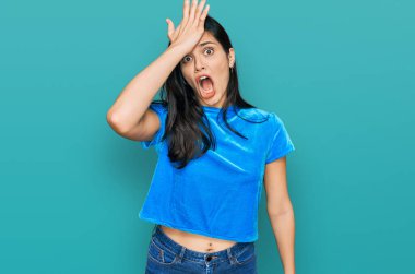 Gündelik giysiler giyen genç İspanyol kadın bir hata sonucu el ele tutuşup şaşırdı. Hatayı hatırla. Unuttum, kötü hafıza kavramı. 