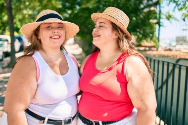 İki kilolu şişman kız kardeş. Açık havada sarılan ikiz kadınlar.