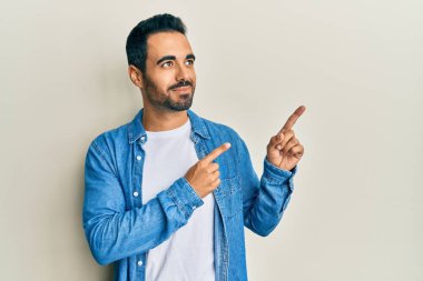 Genç İspanyol adam kendini işaret ederek gülümsüyor yan tarafa bakıyor ve düşünüyor.. 