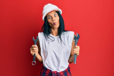 Genç Afro-Amerikalı kadın, elinde İngiliz anahtarı, balık suratlı ve şaşı gözlü, çılgın ve komik.. 