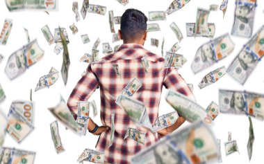 Gündelik kıyafetler ve gözlük takan genç İspanyol adam kolları vücudunda geriye doğru bakıyor.