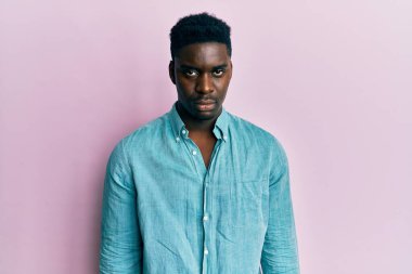 Yakışıklı, sıradan giyinen, depresif, sıkıntılı, sinirli ve korkmuş bir zenci. hüzünlü ifade. 