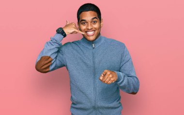 Genç, yakışıklı, sıradan bir tişört giyen, gülümseyen, telefonda konuşan ve seni işaret eden bir İspanyol. Ara beni.. 