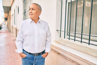 Son sınıf öğrencisi gülümseyerek şehirde mutlu mesut yürüyor..