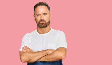 Yakışıklı, kravatlı, sıradan, kuşkucu ve gergin bir adam. Yüzünde çapraz kollu tasvip etmeyen bir ifade var. negatif kişi. 