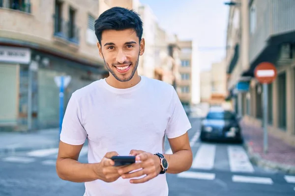 Genç Latin Adam Mutlu Bir Şekilde Gülümsüyor Şehirde Akıllı Telefon — Stok fotoğraf