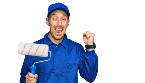 Uomo Calvo Con Barba Tenendo Rullo Pittore Urlando Orgoglioso Celebrando — Foto Stock