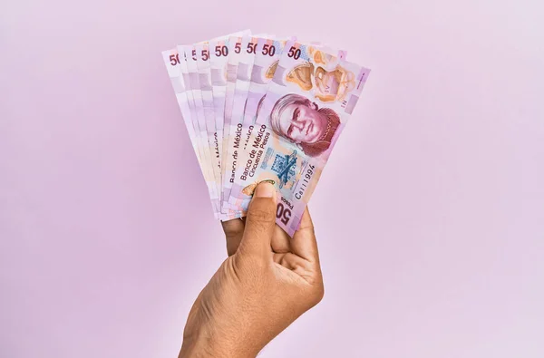 Main Hispanique Tenant Pesos Mexicains Billets Sur Fond Rose Isolé — Photo