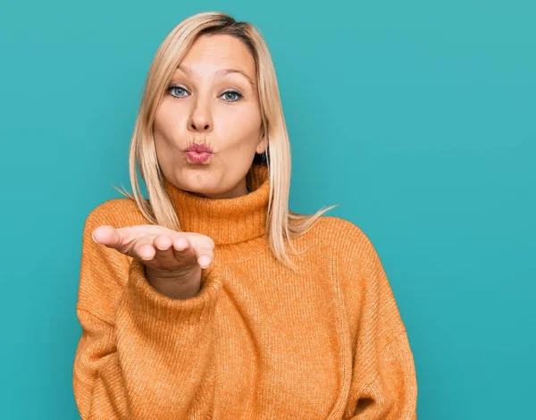 Mujer Caucásica Mediana Edad Con Suéter Invierno Casual Mirando Cámara — Foto de Stock