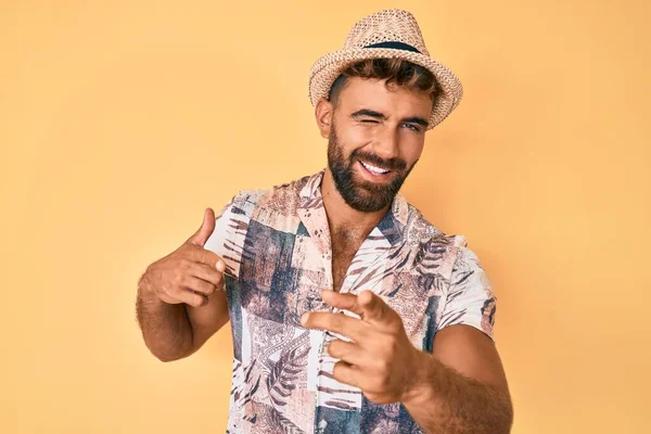 Joven Hispano Con Sombrero Verano Señalando Con Los Dedos Cámara — Foto de Stock