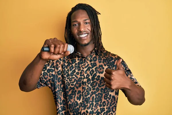 Hombre Afroamericano Con Trenzas Cantando Canción Usando Micrófono Sonriendo Feliz —  Fotos de Stock