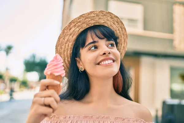 街でアイスクリームを食べる夏のスタイルを身に着けている若いヒスパニック系の観光客の女の子 — ストック写真