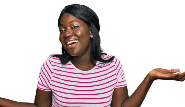 Mujer Joven Africana Que Usa Una Camiseta Rayas Casuales Sin —  Fotos de Stock