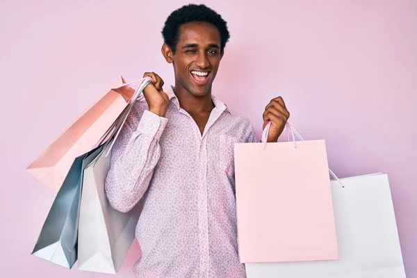 Afrikaanse Knappe Man Met Winkeltassen Knipogen Naar Camera Met Sexy — Stockfoto