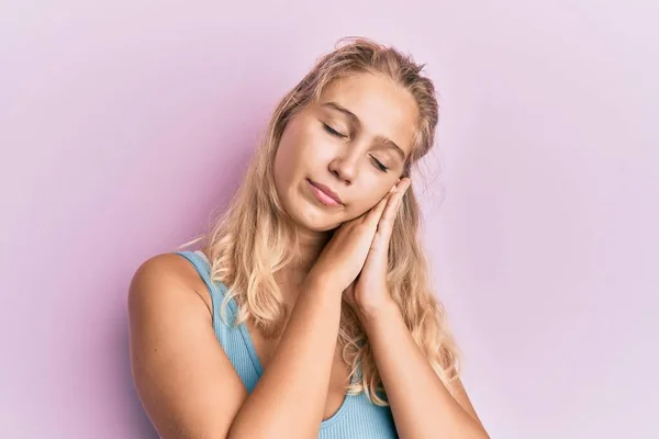 Joven Rubia Vestida Con Ropa Casual Durmiendo Cansada Soñando Posando —  Fotos de Stock