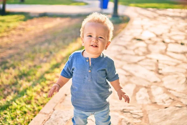 在阳光灿烂的日子里 可爱而快乐的小男孩在公园里玩得开心 漂亮的金发男孩在户外玩耍 — 图库照片