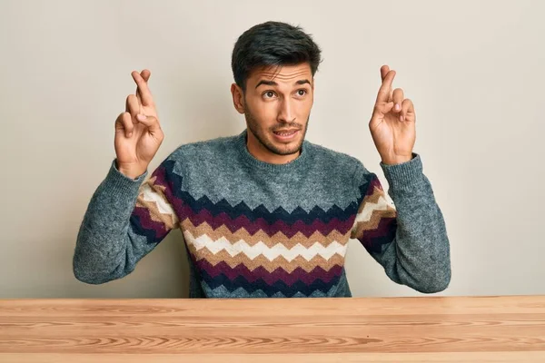 Ein Junger Gutaussehender Mann Lässigem Pullover Sitzt Auf Dem Tisch — Stockfoto
