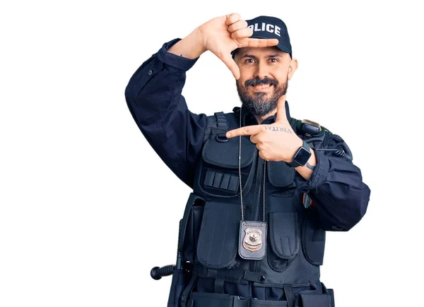 Polis Üniforması Giyen Gülümseyen Elleri Parmakları Gülen Yüzlü Genç Yakışıklı — Stok fotoğraf
