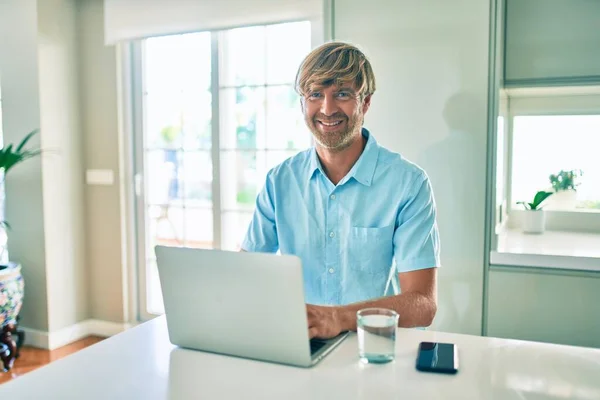 Genç Rlandalı Adam Mutlu Bir Şekilde Çalışırken Dizüstü Bilgisayarla Evde — Stok fotoğraf