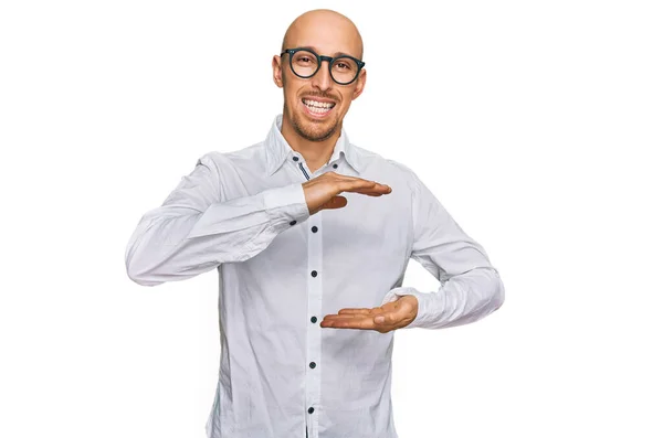 Skallig Man Med Skägg Bär Business Shirt Och Glasögon Gester — Stockfoto