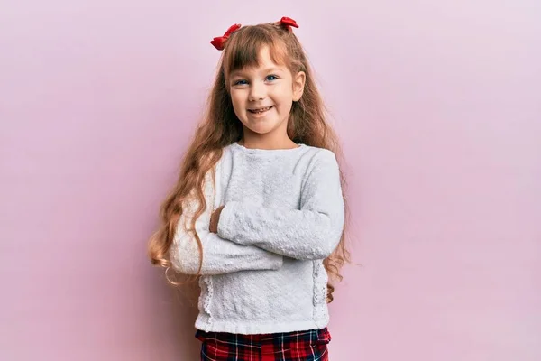 Kleine Kaukasische Mädchen Lässiger Kleidung Mit Fröhlichem Gesicht Und Verschränkten — Stockfoto