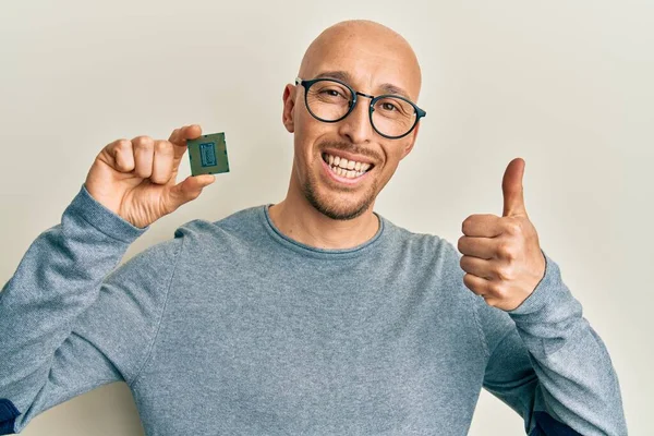 Skallig Man Med Skägg Håller Cpu Datorprocessor Ler Glad Och — Stockfoto