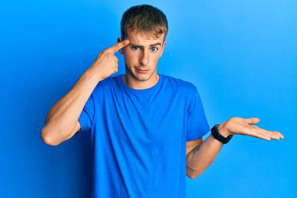Giovane Uomo Caucasico Indossa Casual Shirt Blu Confuso Infastidito Con — Foto Stock