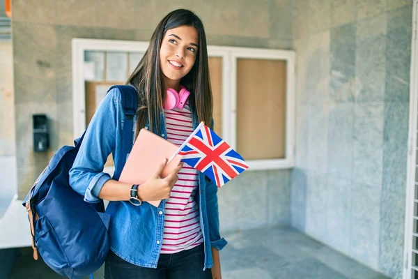 Joven Estudiante Hispana Sonriendo Feliz Sosteniendo Libro Bandera Del Reino —  Fotos de Stock
