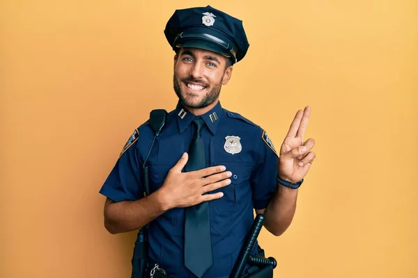 Knappe Spaanse Man Politie Uniform Lachend Met Hand Borst Vingers — Stockfoto