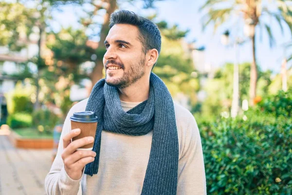 Ung Latinamerikansk Man Ler Glad Dricka Bort Kaffe Promenader Parken — Stockfoto