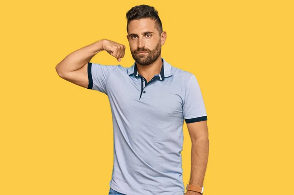 Homem Bonito Com Barba Vestindo Roupas Casuais Pessoa Forte Mostrando — Fotografia de Stock