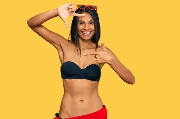 Fiatal Afro Amerikai Bikinis Mosollyal Kezében Ujjaival Boldog Arccal Kreativitás — Stock Fotó