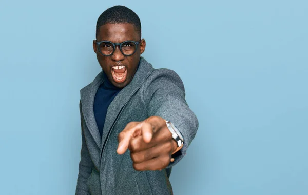Kıyafetleri Gözlük Takmış Genç Afrikalı Amerikalı Adam Kameraya Kızgın Sinirli — Stok fotoğraf