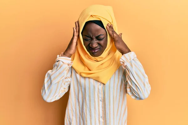 Mulher Jovem Africana Bonita Vestindo Tradicional Lenço Islâmico Hijab Com — Fotografia de Stock