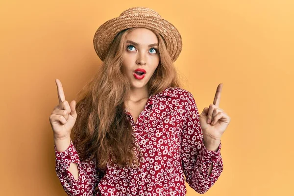 Schöne Blonde Kaukasische Frau Mit Sommerhut Erstaunt Und Überrascht Blick — Stockfoto