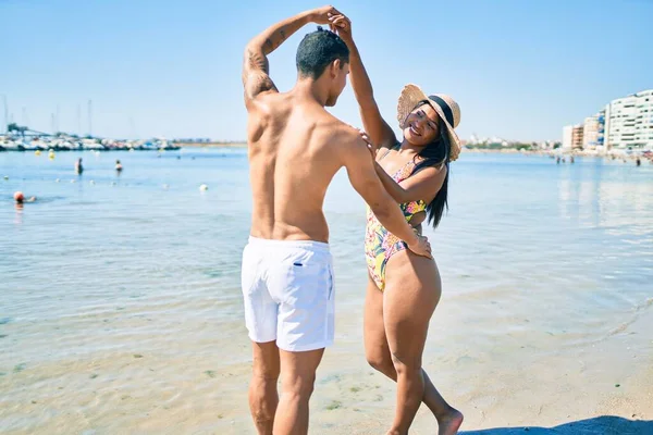 Jovem Casal Latino Vestindo Roupa Banho Sorrindo Feliz Dançando Praia — Fotografia de Stock