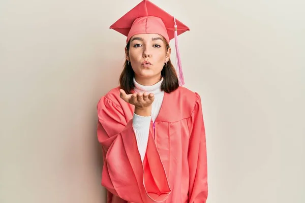 Jeune Femme Caucasienne Portant Casquette Graduation Robe Cérémonie Regardant Caméra — Photo